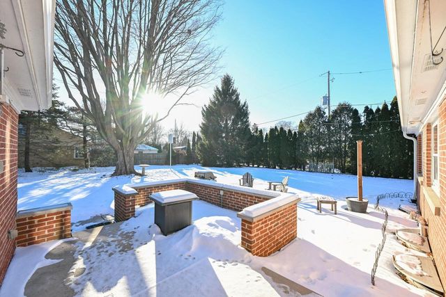 2853 N Colonial DRIVE, Milwaukee, WI 53222