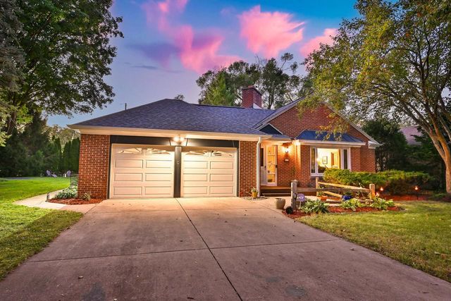 2853 N Colonial DRIVE, Milwaukee, WI 53222