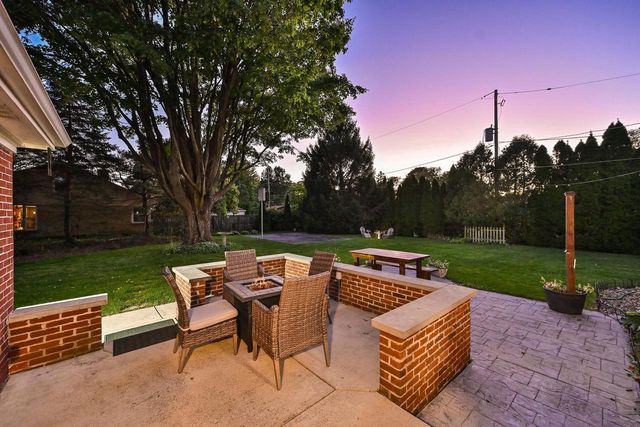 2853 N Colonial DRIVE, Milwaukee, WI 53222