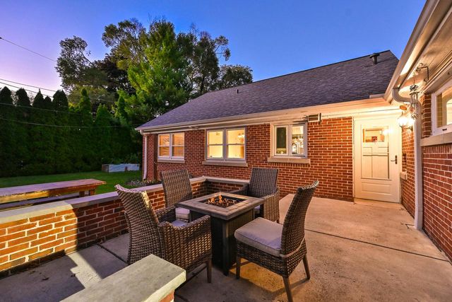 2853 N Colonial DRIVE, Milwaukee, WI 53222