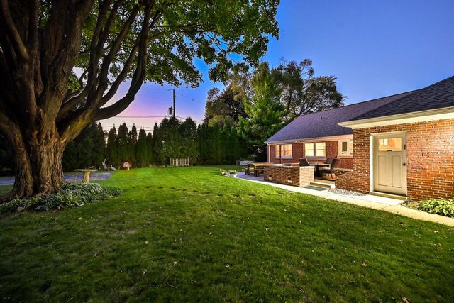 2853 N Colonial DRIVE, Milwaukee, WI 53222