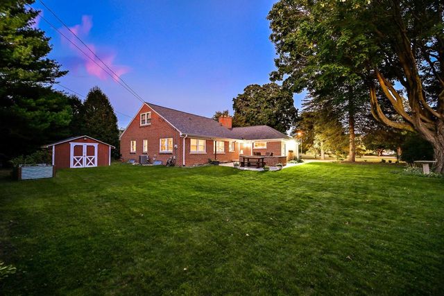 2853 N Colonial DRIVE, Milwaukee, WI 53222