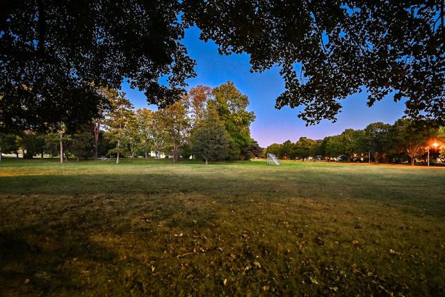 2853 N Colonial DRIVE, Milwaukee, WI 53222