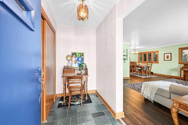 2853 N Colonial DRIVE, Milwaukee, WI 53222