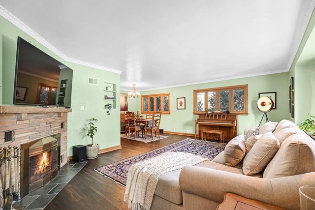 2853 N Colonial DRIVE, Milwaukee, WI 53222