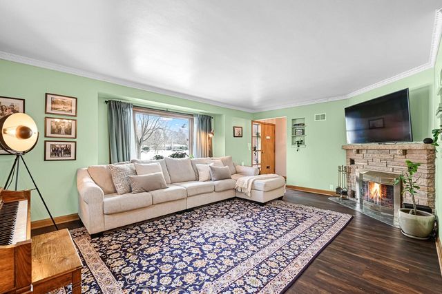 2853 N Colonial DRIVE, Milwaukee, WI 53222