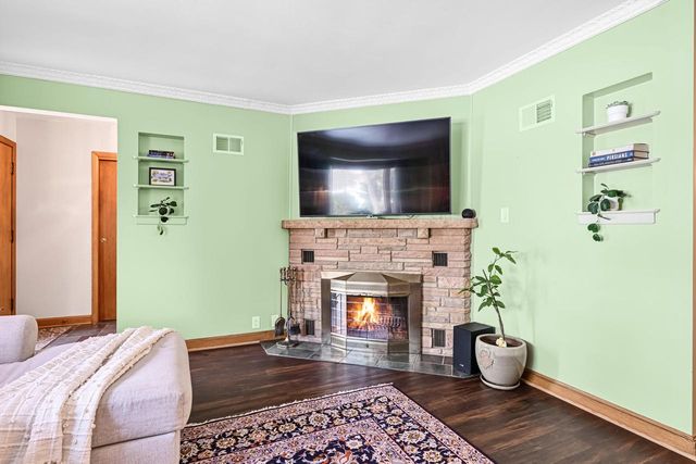 2853 N Colonial DRIVE, Milwaukee, WI 53222