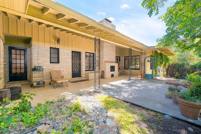 825 Myrta St, Kerrville, TX 78028