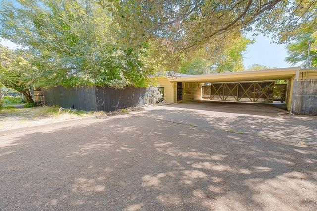 825 Myrta St, Kerrville, TX 78028