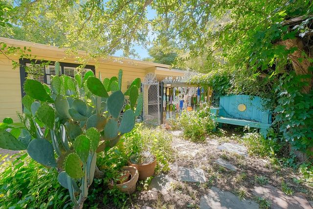 825 Myrta St, Kerrville, TX 78028