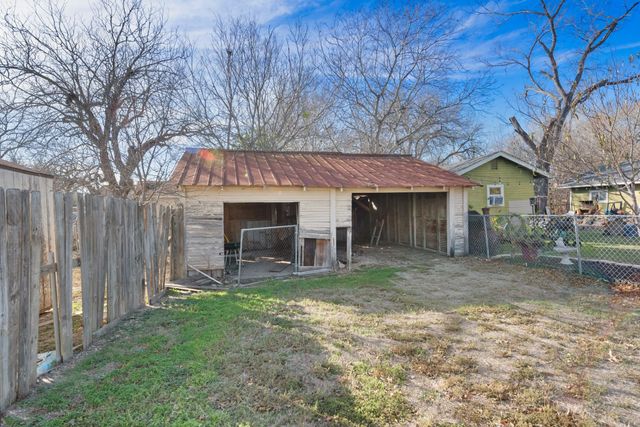917 Trinity ST, Lockhart, TX 78644