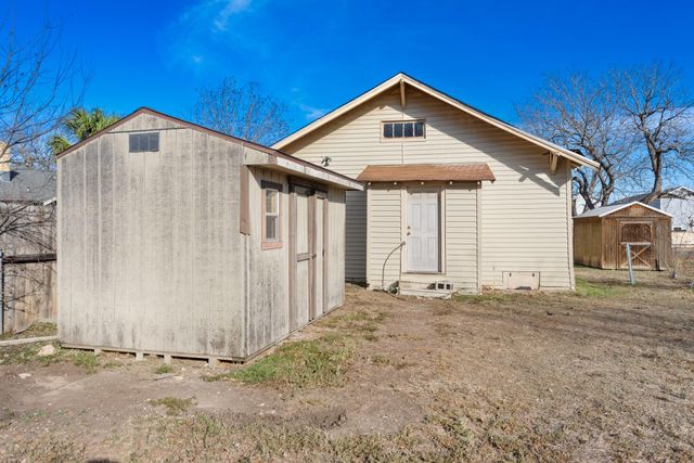 917 Trinity ST, Lockhart, TX 78644