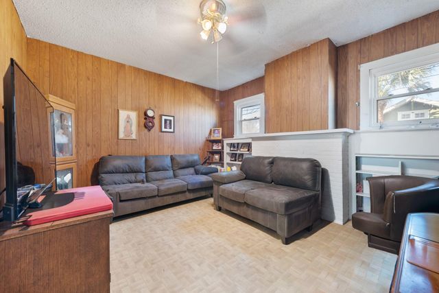 917 Trinity ST, Lockhart, TX 78644