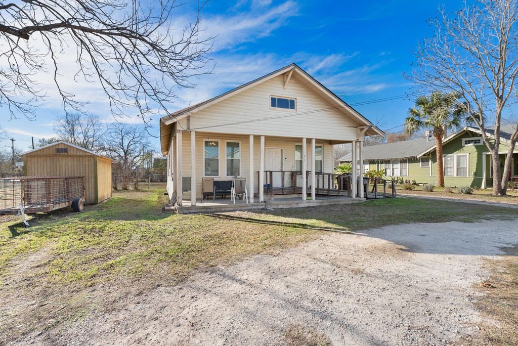 917 Trinity ST, Lockhart, TX 78644