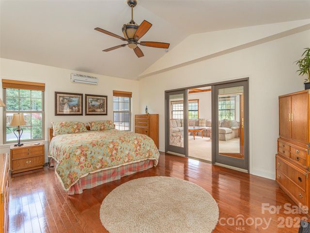 169 N Serpentine Avenue, Hot Springs, NC 28743