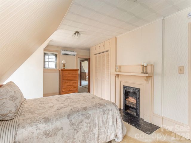 169 N Serpentine Avenue, Hot Springs, NC 28743