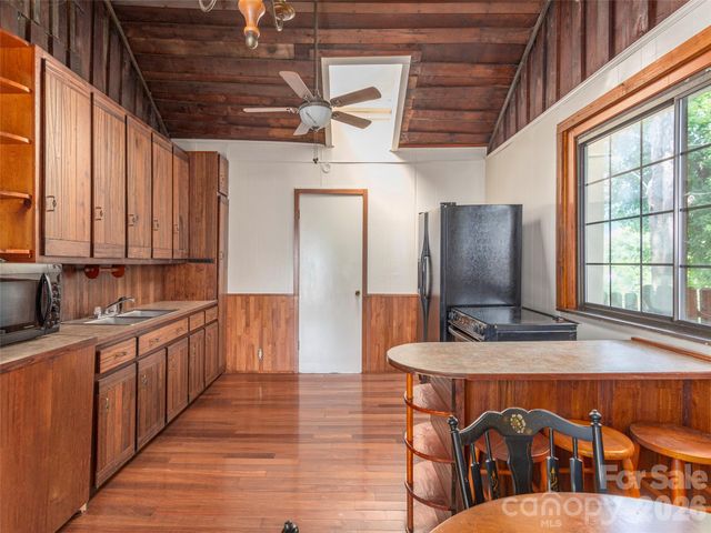169 N Serpentine Avenue, Hot Springs, NC 28743