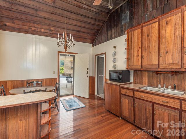 169 N Serpentine Avenue, Hot Springs, NC 28743