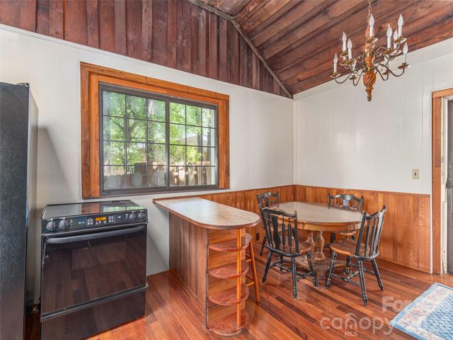 169 N Serpentine Avenue, Hot Springs, NC 28743