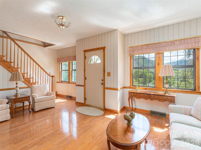 169 N Serpentine Avenue, Hot Springs, NC 28743