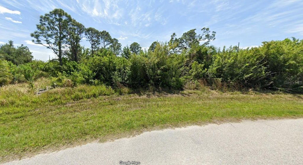 Image 3 of property listing at 10475 KIDRON AVENUE, Englewood, FL 34224