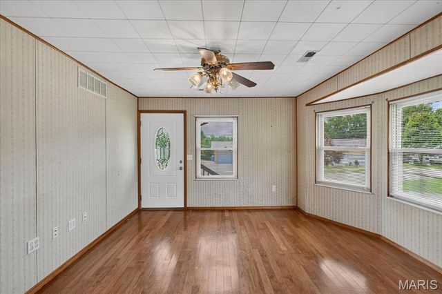 110 Edgeworth Avenue, Maryland Heights, MO 63043