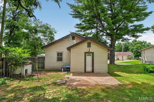 110 Edgeworth Avenue, Maryland Heights, MO 63043