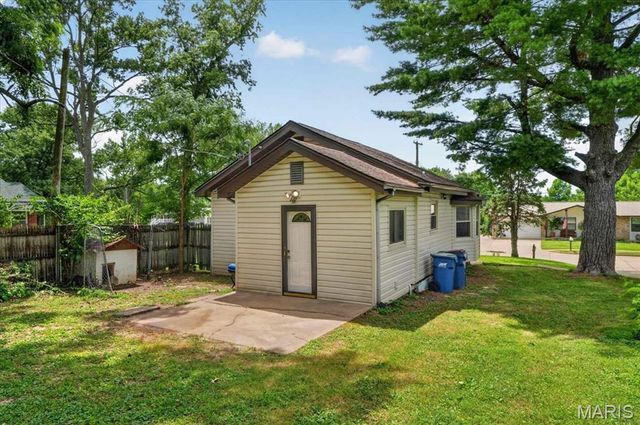 110 Edgeworth Avenue, Maryland Heights, MO 63043