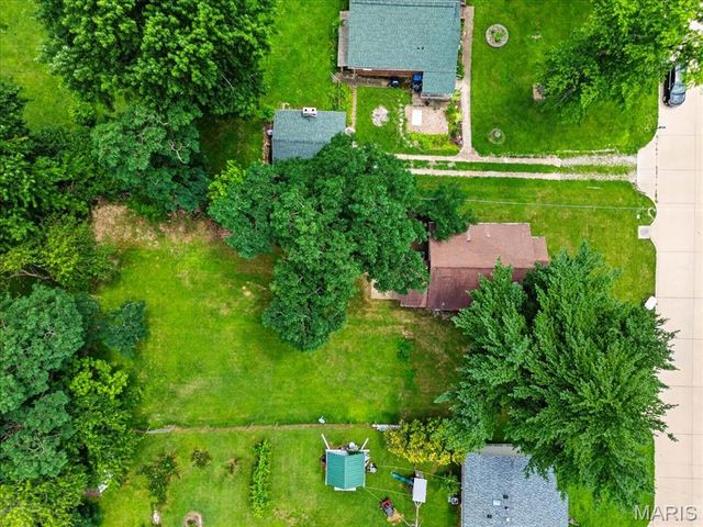 110 Edgeworth Avenue, Maryland Heights, MO 63043