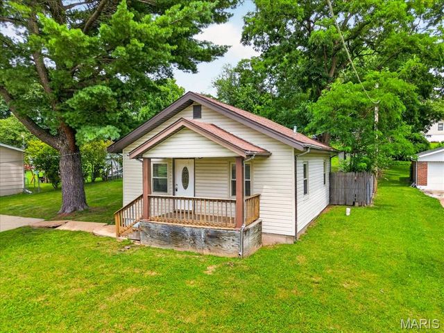 110 Edgeworth Avenue, Maryland Heights, MO 63043