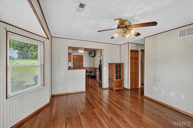 110 Edgeworth Avenue, Maryland Heights, MO 63043