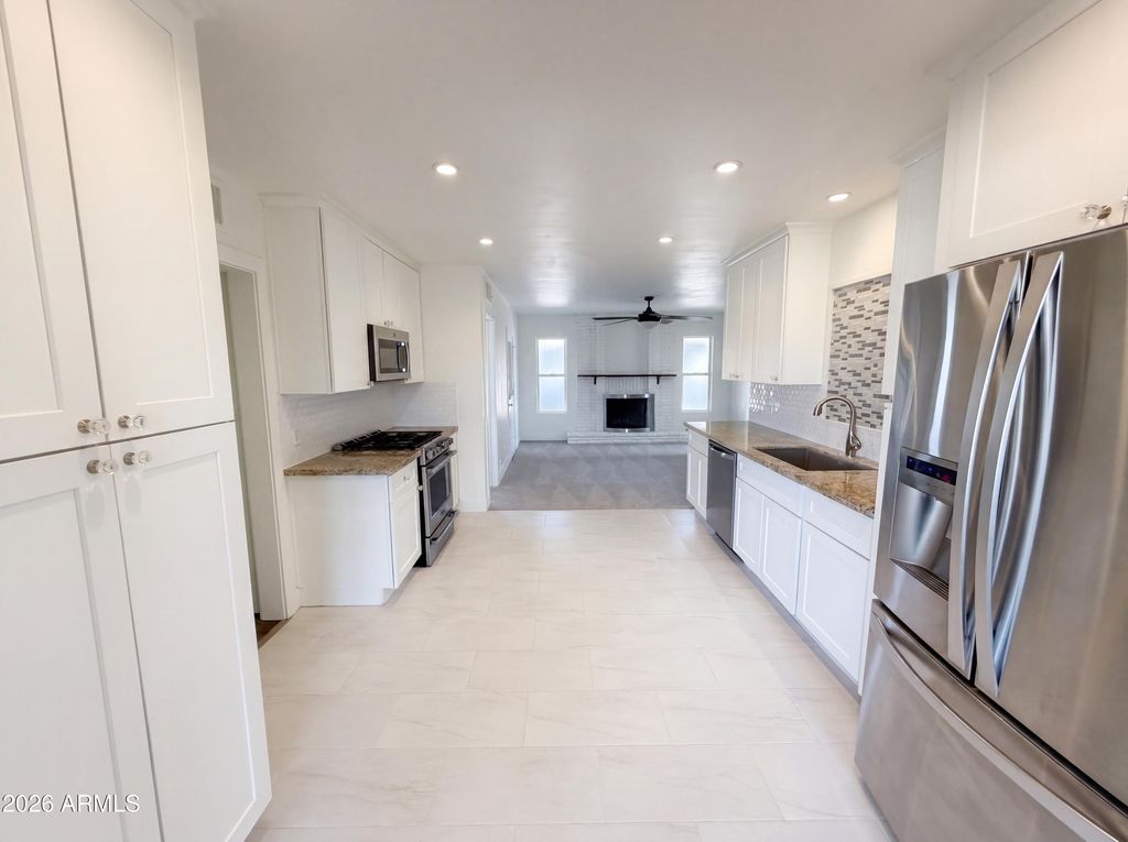 Image 11 of property listing at 2402 W ANDERSON Avenue, Phoenix, AZ 85023