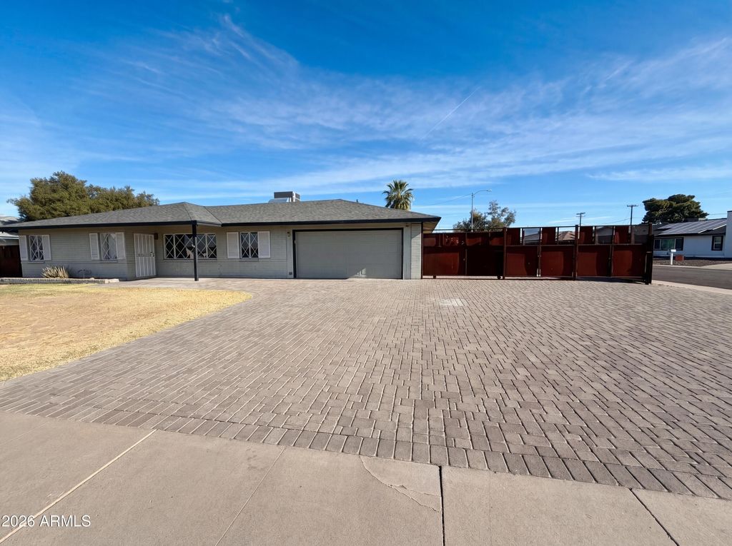 Image 22 of property listing at 2402 W ANDERSON Avenue, Phoenix, AZ 85023