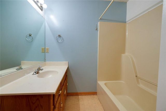 1211 N Davis Road, Independence, MO 64056