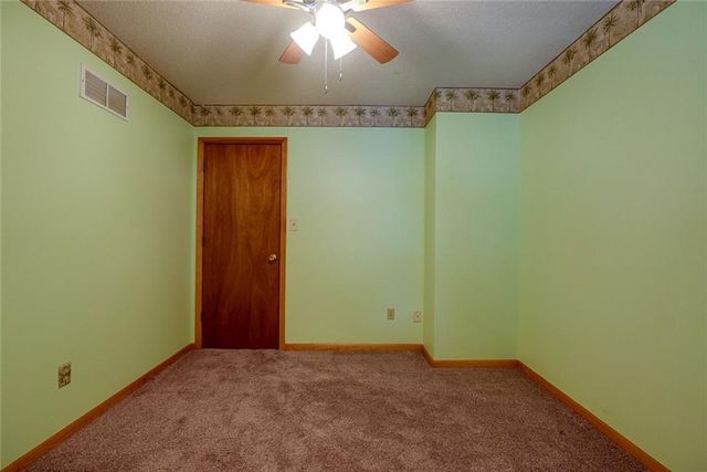 1211 N Davis Road, Independence, MO 64056