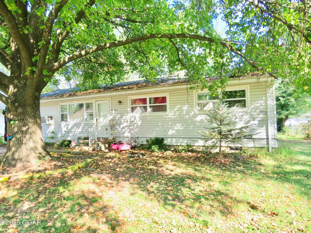 1922 Southwood Lane, Carthage, MO 64836