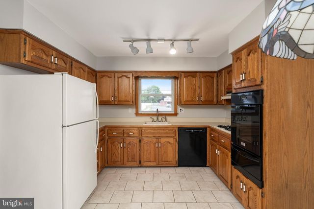 11 WOLFPACK RD, Hamilton, NJ 08619
