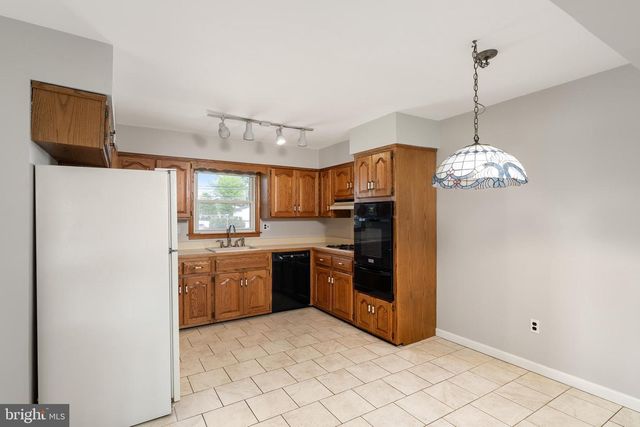 11 WOLFPACK RD, Hamilton, NJ 08619