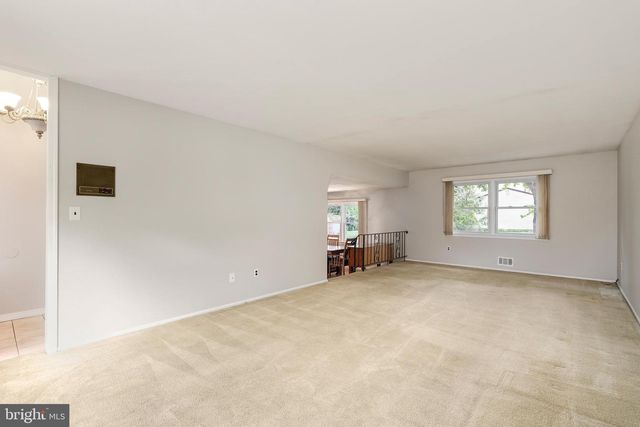 11 WOLFPACK RD, Hamilton, NJ 08619