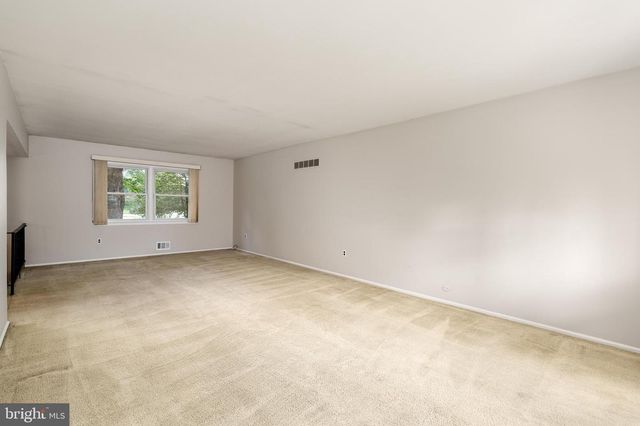 11 WOLFPACK RD, Hamilton, NJ 08619