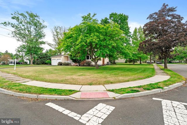 11 WOLFPACK RD, Hamilton, NJ 08619