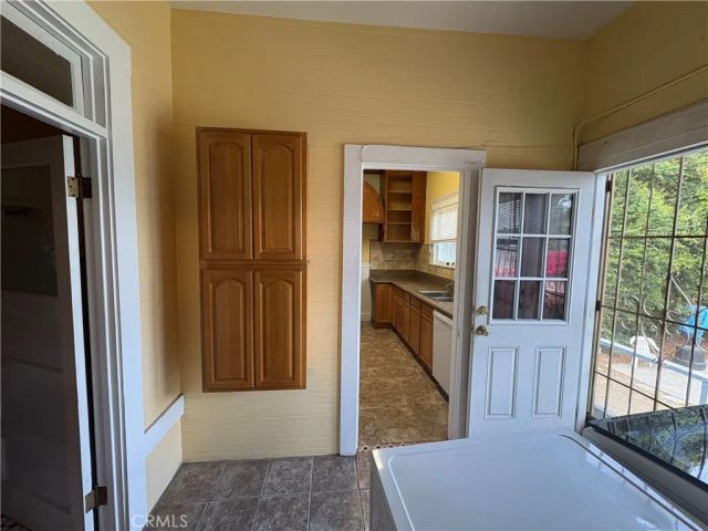 2713 S La Salle, Los Angeles, CA 90018