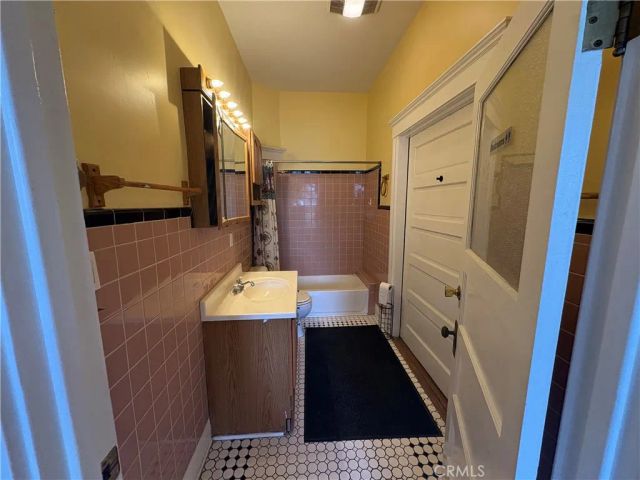 2713 S La Salle, Los Angeles, CA 90018