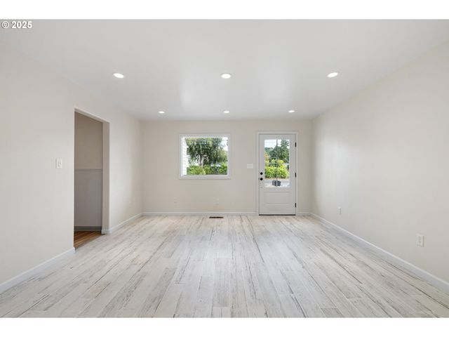 1115 S 6TH St, Cottage Grove, OR 97424