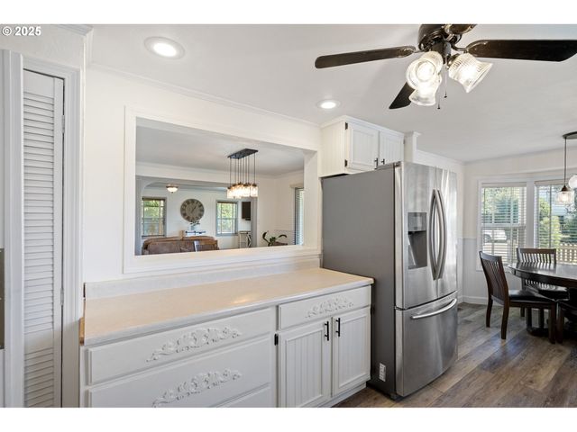 1115 S 6TH St, Cottage Grove, OR 97424