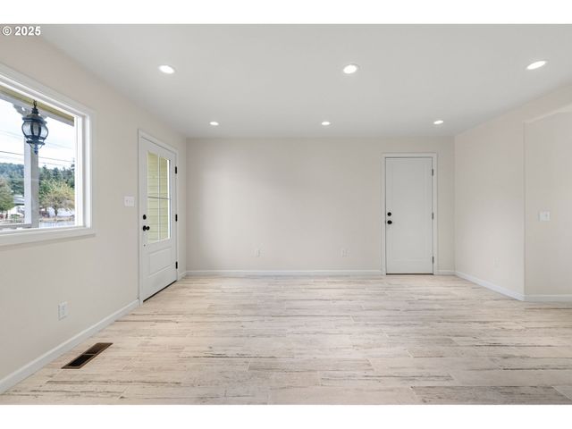 1115 S 6TH St, Cottage Grove, OR 97424