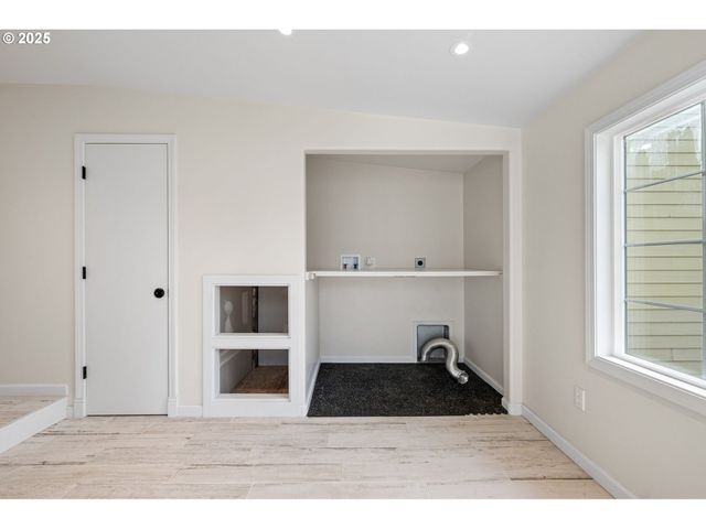 1115 S 6TH St, Cottage Grove, OR 97424