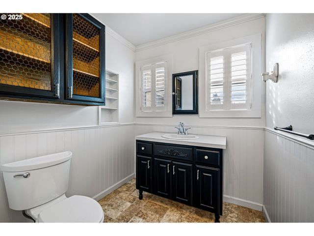 1115 S 6TH St, Cottage Grove, OR 97424