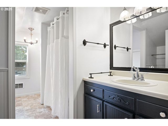 1115 S 6TH St, Cottage Grove, OR 97424