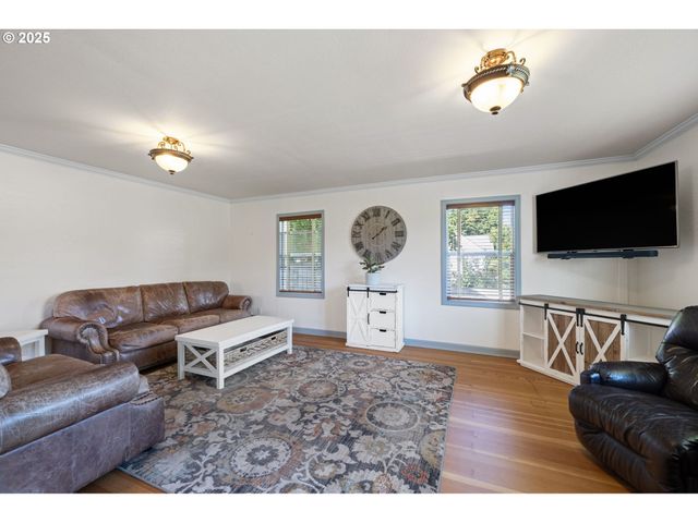 1115 S 6TH St, Cottage Grove, OR 97424